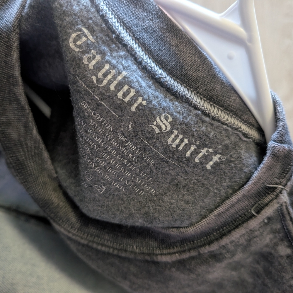 Taylor Swift Reputation Crewneck - Picture 4 of 4